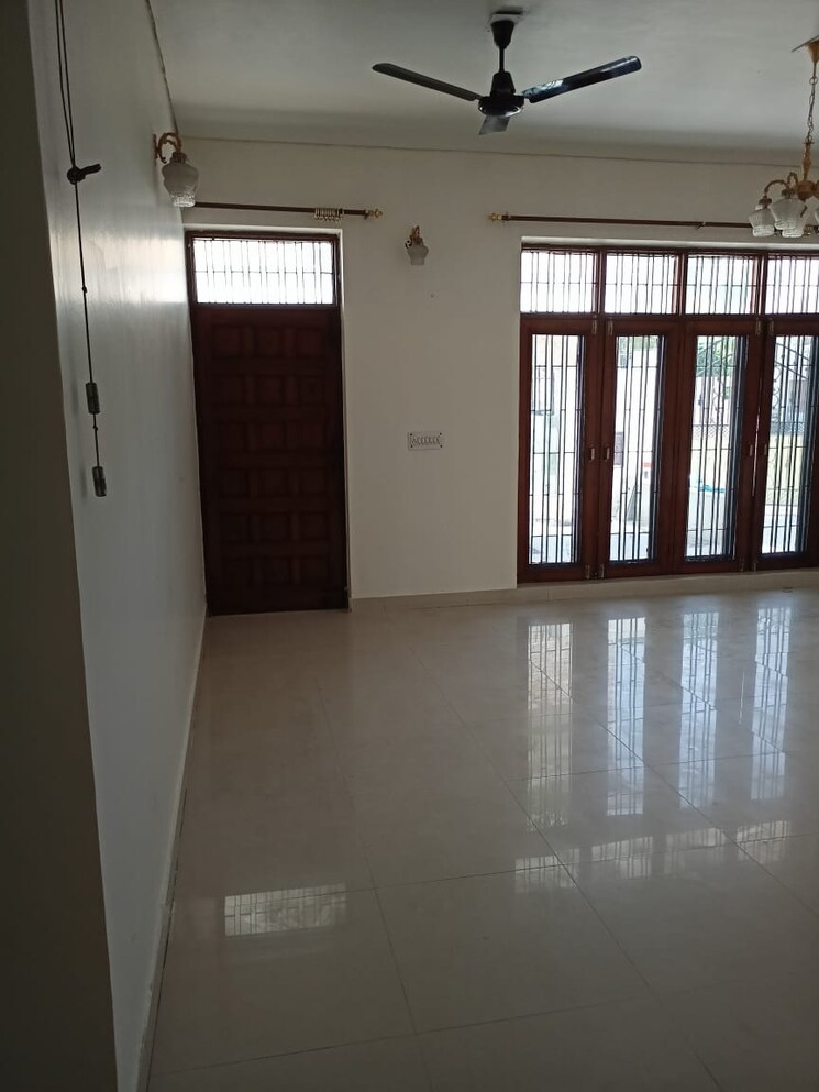 undefined, sector 14 5 Bedroom 350 Sq.Yd. Independent House In Sector 14 Faridabad 7302979