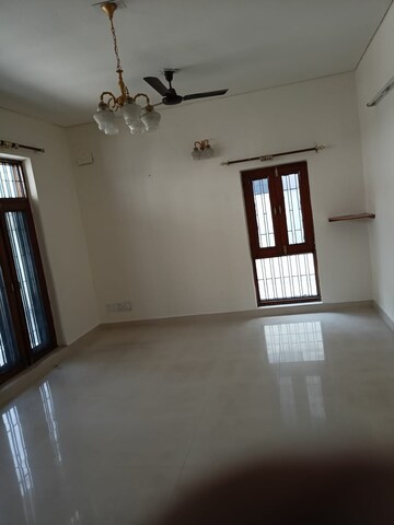 Room in 5 BHK Independent House at Sector 14 – for Rent