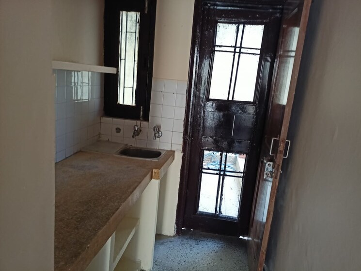 Room, sector 14 5 Bedroom 350 Sq.Yd. Independent House In Sector 14 Faridabad 7302979