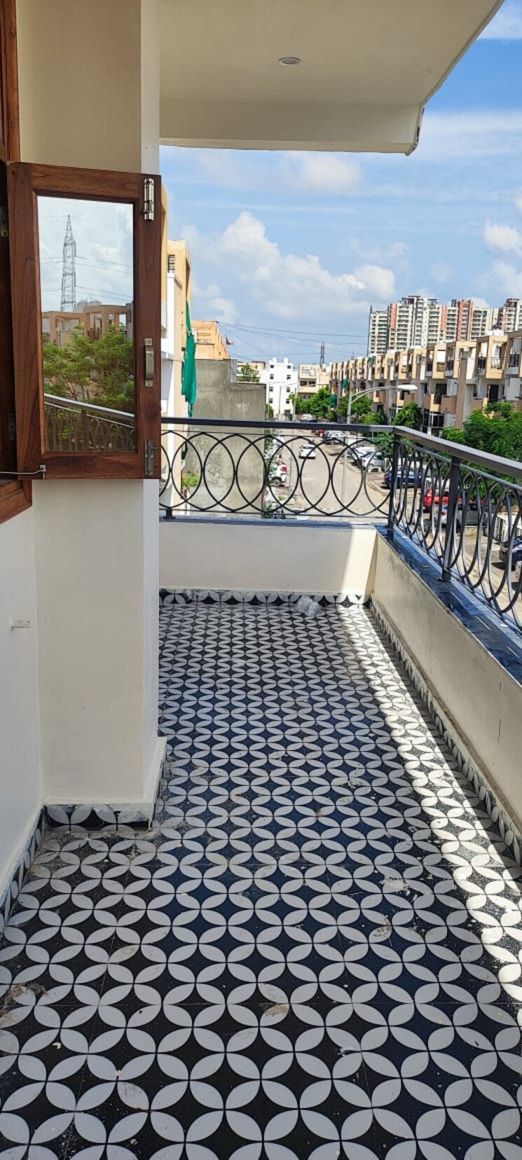 Balcony, bptp-park-central 3 Bedroom 250 Sq.Yd. Builder Floor In Sector 85 Faridabad 8224495