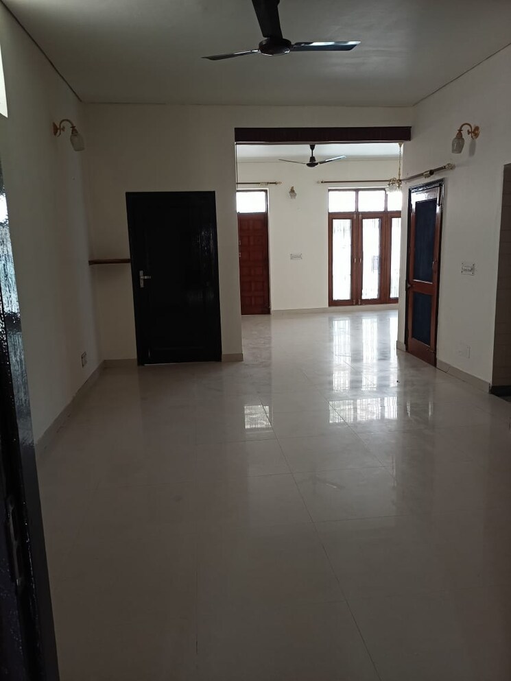 Room, sector 14 5 Bedroom 350 Sq.Yd. Independent House In Sector 14 Faridabad 7302979