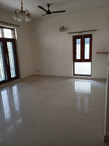 Room in 5 BHK Independent House at Sector 14 – for Rent