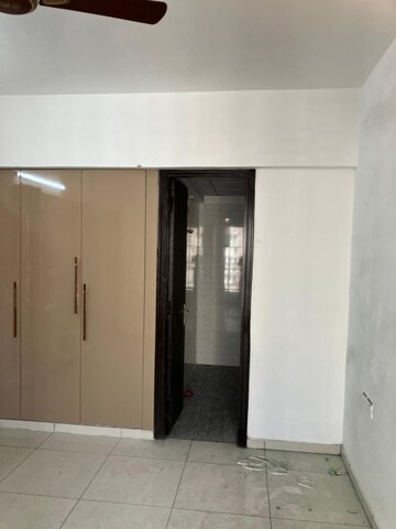 Room in 3 BHK Apartment at Nirala Estate II, Tech Zone 4 Greater Noida – for Rent