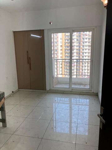 Room in 3 BHK Apartment at Nirala Estate II, Tech Zone 4 Greater Noida – for Rent