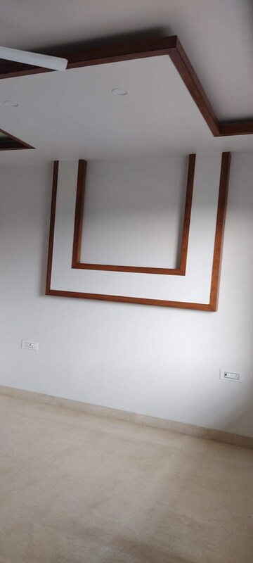 Room in 3 BHK Builder Floor at Sector 14 – for Rent