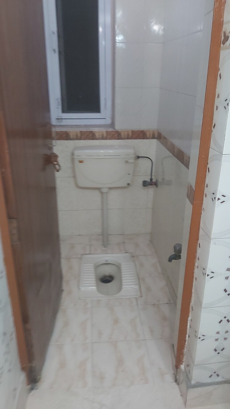 Bathroom, mayur vihar 2.5 Bedroom 1050 Sq.Ft. Apartment In Mayur Vihar Delhi 8224882