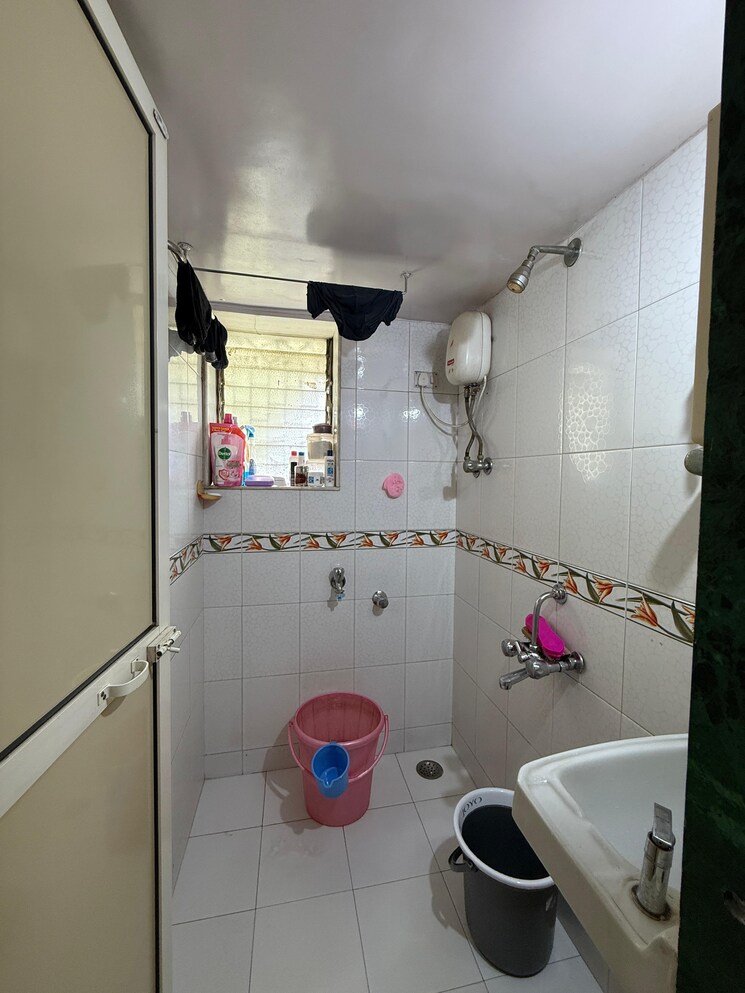 Bathroom, shree-chitrakut-chs 1 Bedroom 430 Sq.Ft. Apartment In Dahisar East Mumbai 8224886