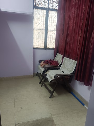Living Room in 1.5 BHK Apartment at Dilshad Garden – for Rent