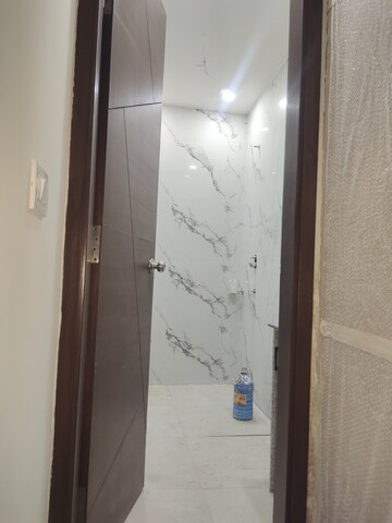 Furnished Amenities in 2 BHK Builder Floor at East Of Kailash – for Sale