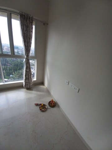 Room in 1.5 BHK Apartment at Dosti Oro 67, Kandivali West – for Rent