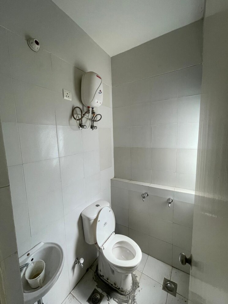 Bathroom, central-park-flower-valley-aqua-front-towers 3 Bedroom 2134 Sq.Ft. Apartment In Sohna Sector 33 Gurgaon 8225089