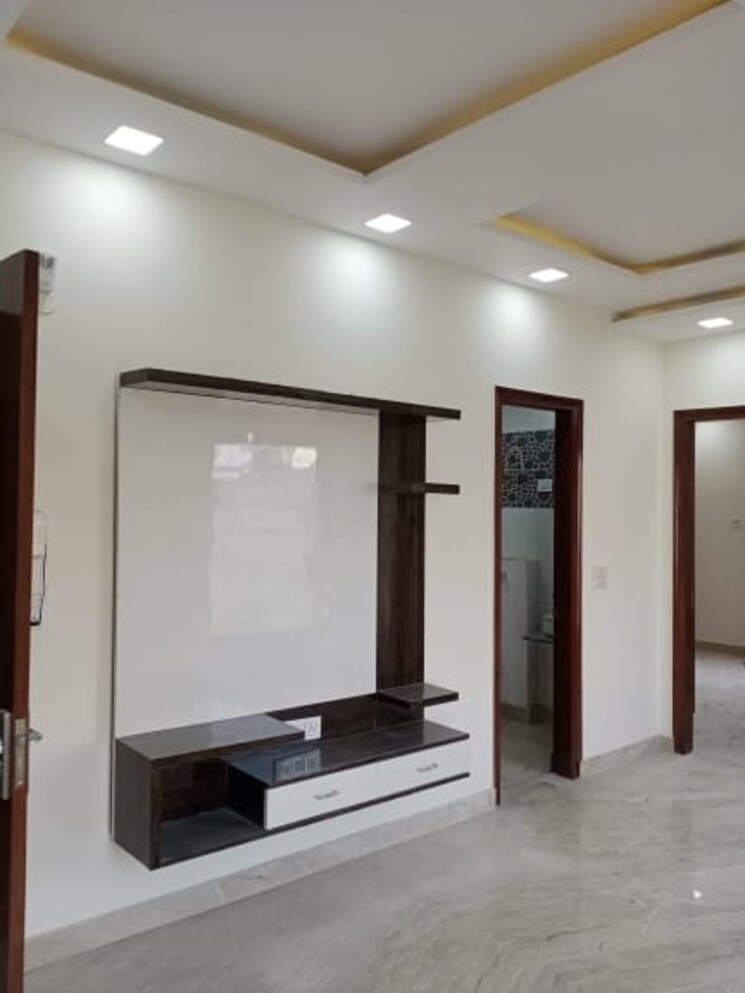 Room, paschim vihar 2.5 Bedroom 84 Sq.Yd. Builder Floor In Paschim Vihar Delhi 8225153