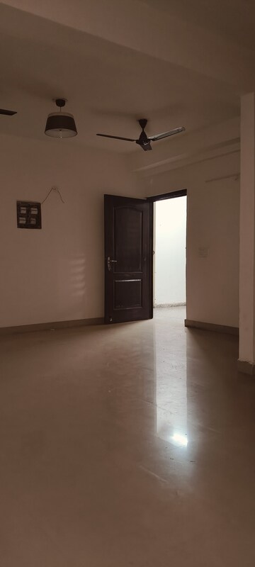 Room in 3 BHK Apartment at Gardenia Golf City, Sector 75 – for Sale