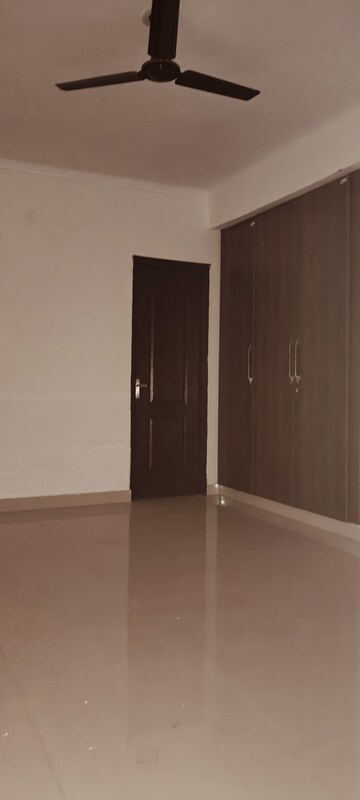 Room in 3 BHK Apartment at Gardenia Golf City, Sector 75 – for Sale