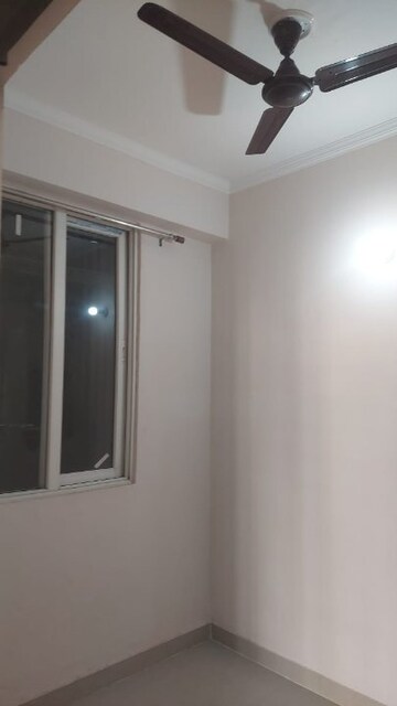 Room in 2 BHK Apartment at Amrapali Golf Homes, Sector 4, Greater Noida – for Rent