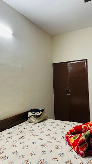 Furnished Amenities in 2.5 BHK Builder Floor at Sector 54 – for Rent