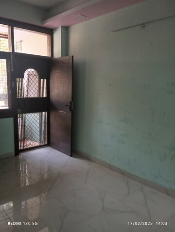 Room in 1.5 BHK Builder Floor at Shalimar Garden – for Sale