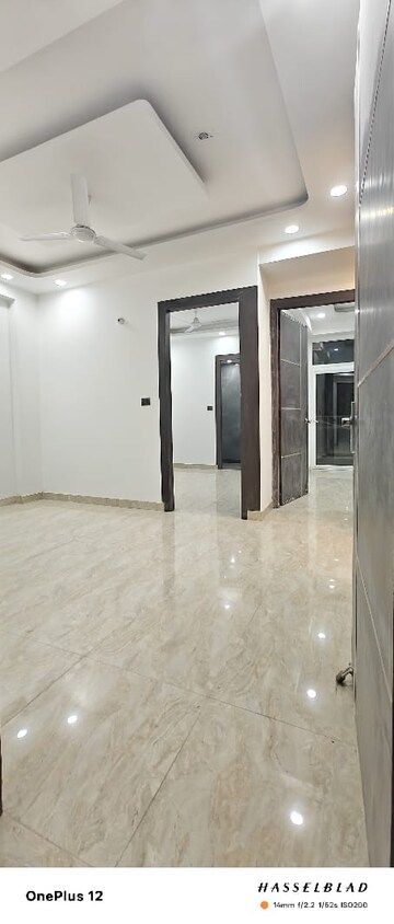 Room in 2 BHK Builder Floor at Sector 73 – for Sale