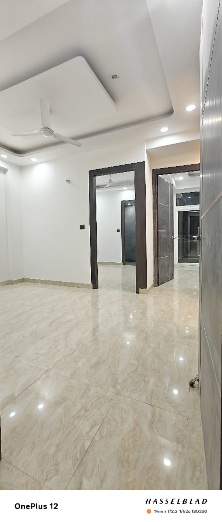 Room, sector 73 2 Bedroom 1000 Sq.Ft. Builder Floor In Sector 73 Noida 8225417