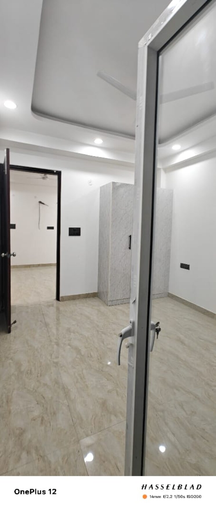 Room, sector 73 2 Bedroom 1000 Sq.Ft. Builder Floor In Sector 73 Noida 8225417