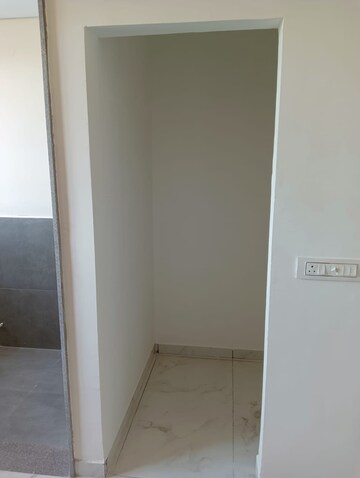 Room in 2.5 BHK Apartment at Vaishnodevi Circle – for Rent