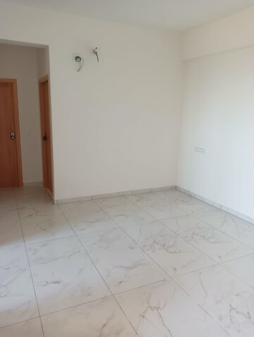 Room in 2.5 BHK Apartment at Vaishnodevi Circle – for Rent