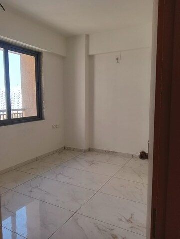 Room in 2.5 BHK Apartment at Vaishnodevi Circle – for Rent