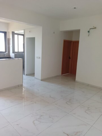 Room in 2.5 BHK Apartment at Vaishnodevi Circle – for Rent