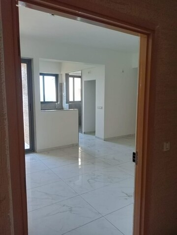 Room in 2.5 BHK Apartment at Vaishnodevi Circle – for Rent