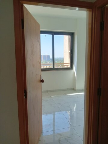 Room in 2.5 BHK Apartment at Vaishnodevi Circle – for Rent