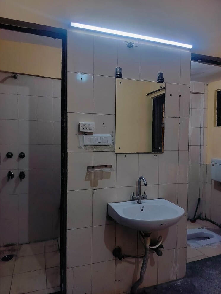 Bathroom, molarband 1 Bedroom 516 Sq.Ft. Apartment In Molarband Delhi 8225626