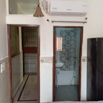  2 BHK Builder Floor at Sector 52 – for Rent