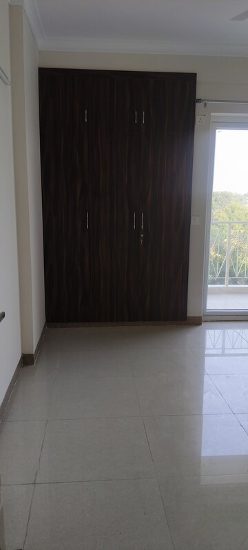 Room in 3 BHK Apartment at Pareena Micasa, Sector 68 – for Rent