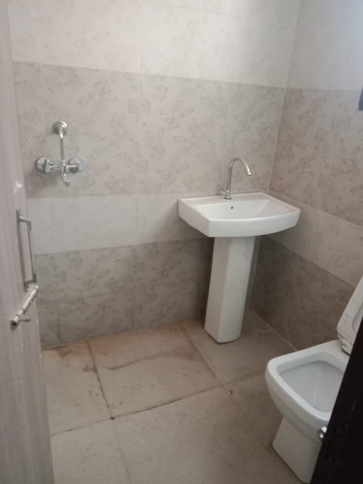 Bathroom, kharar mohali road 4 Bedroom 111 Sq.Yd. Independent House In Kharar Mohali Road Kharar 8225888