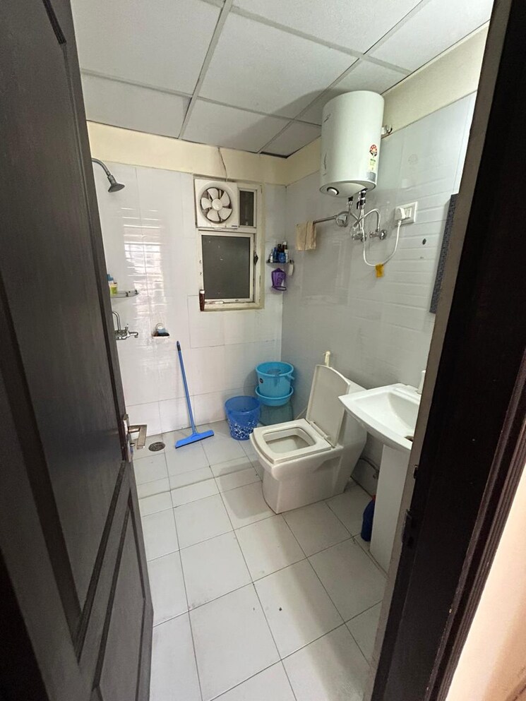 Bathroom, futec-gateway 4 Bedroom 2525 Sq.Ft. Apartment In Sector 75 Noida 8225904