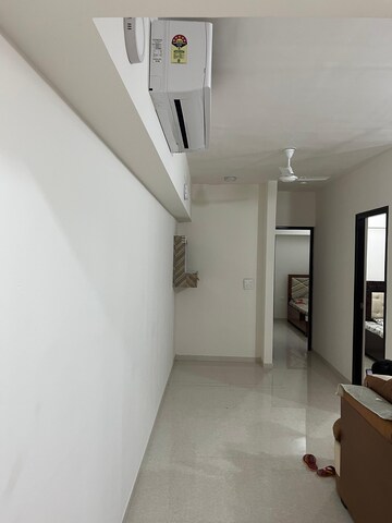 Room in 2 BHK Apartment at Lodha Amara, Kolshet Road – for Rent