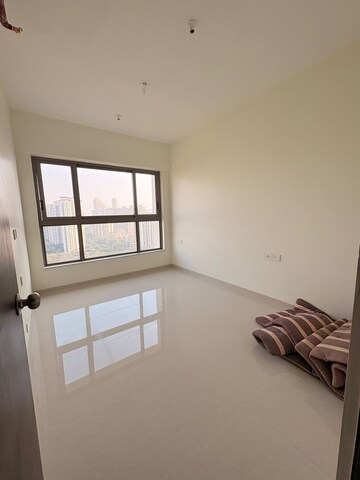 Room in 2 BHK Apartment at Kalpataru Paramount, Kapur Bawdi – for Rent