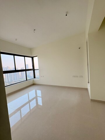 Room in 2 BHK Apartment at Kalpataru Paramount, Kapur Bawdi – for Rent