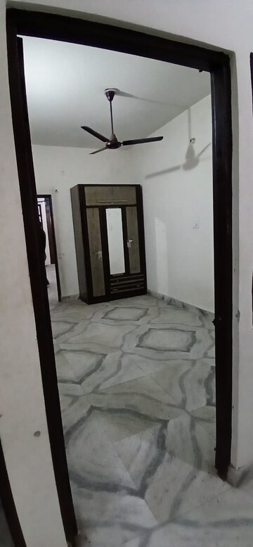 Room in 2 BHK Builder Floor at Arun Yamuna Enclave, Sector 30 – for Rent