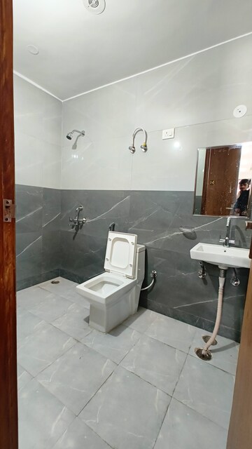 Master Bedroom in 1 BHK Builder Floor at Palm Residency Chhatarpur, Chattarpur – for Rent