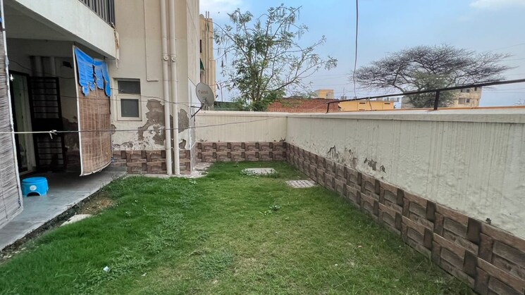 Garden, bptp-elite-floors 3 Bedroom 250 Sq.Yd. Builder Floor In Sector 83 Faridabad 8226338