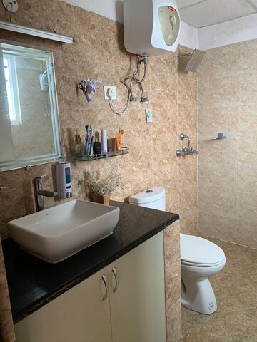 Team Area in 5 BHK Apartment at Amrapali Sapphire, Sector 45 – for Sale