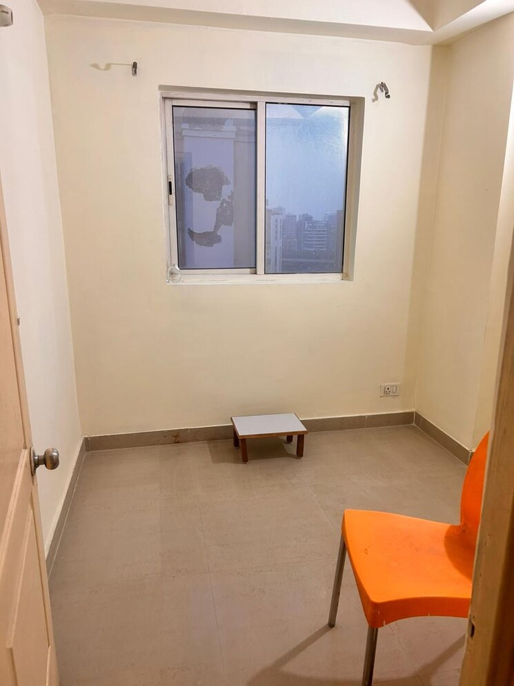 Bathroom, paras-tierea 2.5 Bedroom 1070 Sq.Ft. Apartment In Sector 137 Noida 8227486