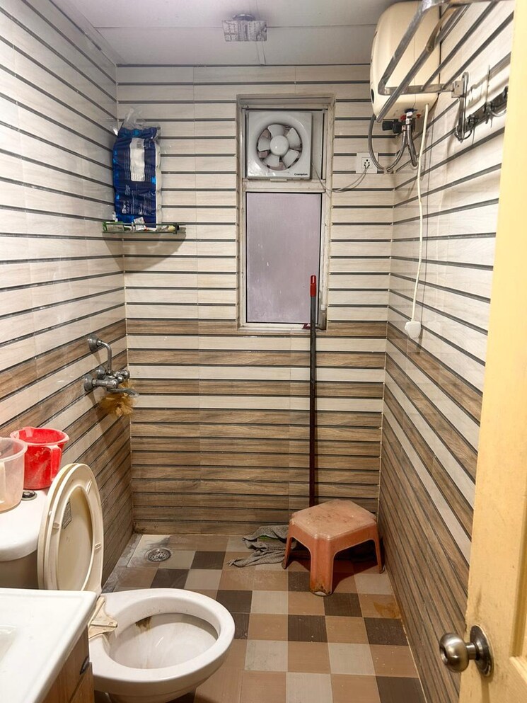 Bathroom, paras-tierea 2.5 Bedroom 1070 Sq.Ft. Apartment In Sector 137 Noida 8227486