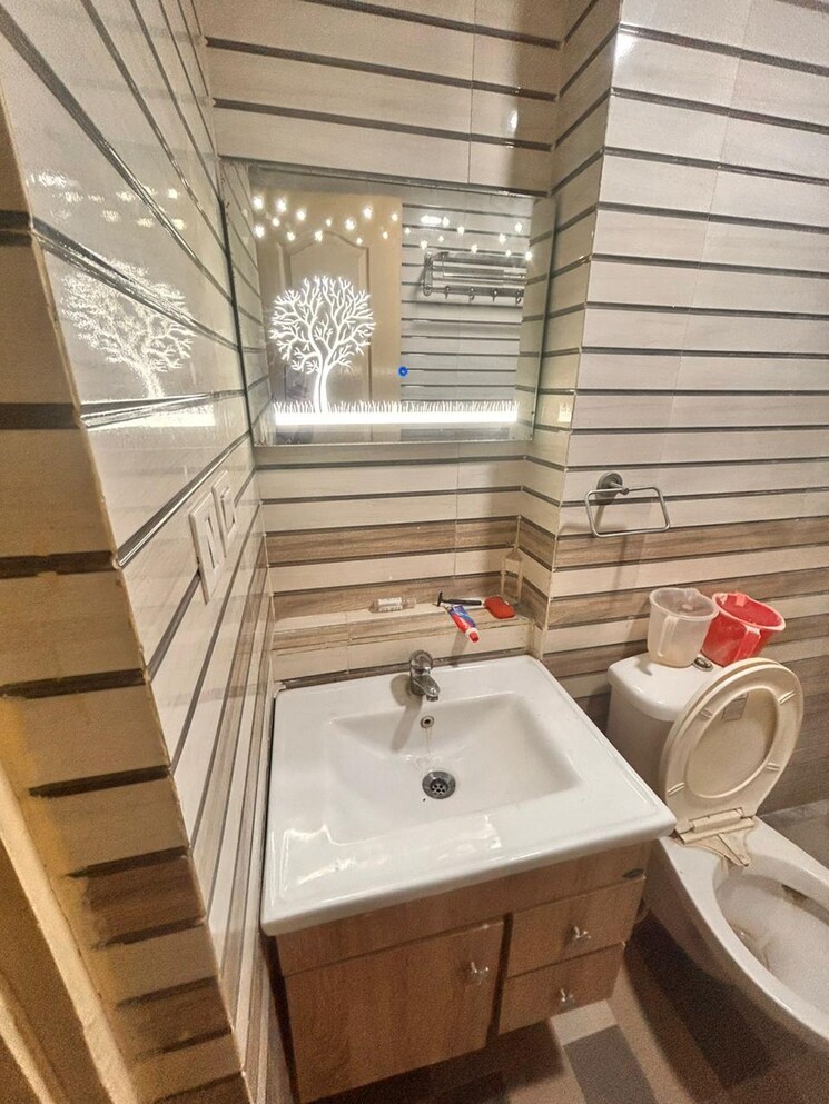 Bathroom, paras-tierea 2.5 Bedroom 1070 Sq.Ft. Apartment In Sector 137 Noida 8227486