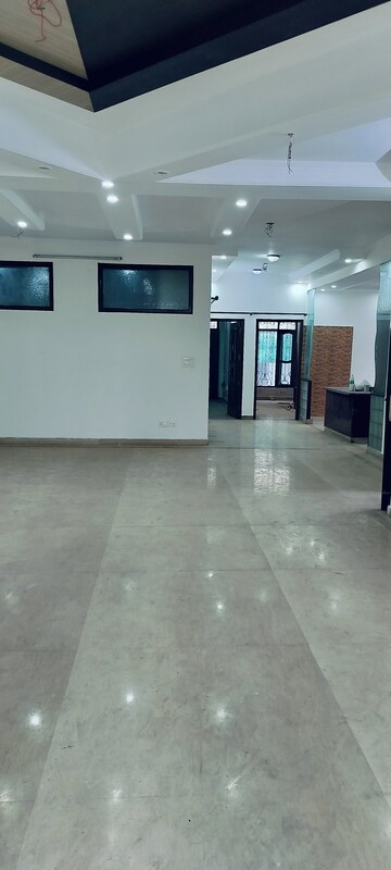 Room in 6+ BHK Independent House at RWA Apartments Sector 50, Sector 50 – for Rent