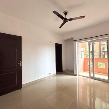Room in 2.5 BHK Apartment at Nimbus The Hyde park, Sector 78 – for Rent