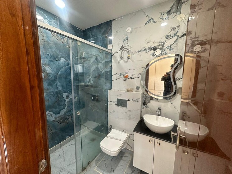 Bathroom, vaishali sector 4 5 Bedroom 180 Sq.Yd. Builder Floor In Vaishali Sector 4 Ghaziabad 8227824