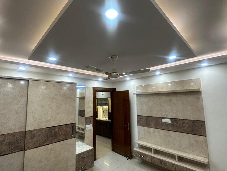 Room, vaishali sector 4 5 Bedroom 180 Sq.Yd. Builder Floor In Vaishali Sector 4 Ghaziabad 8227824