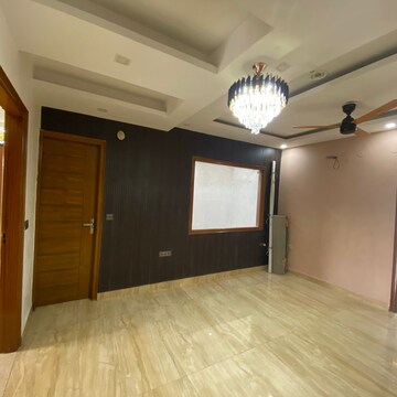 Room in 3 BHK Apartment at BPTP Amstoria Country Floor, Sector 102 – for Rent